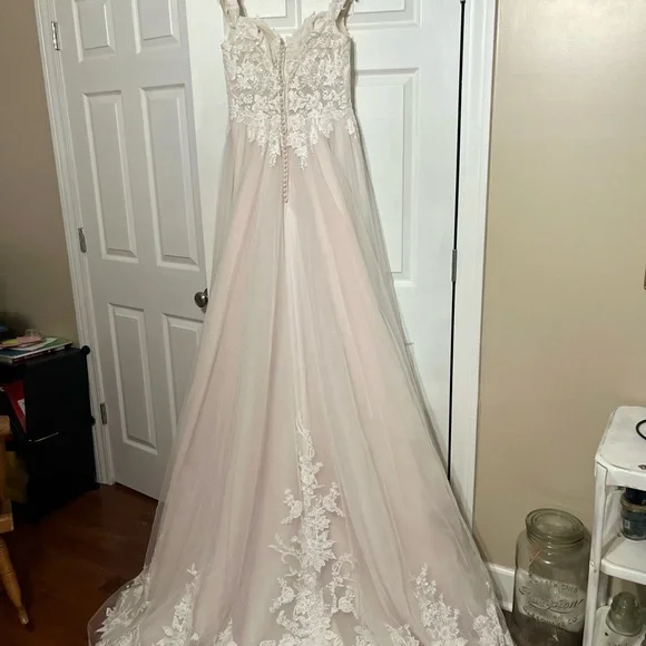 A contemporary white lace and tulle wedding dress with - Picture 7 of 14